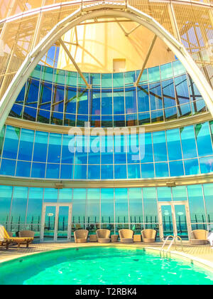 Doha, Qatar - 21 Febbraio 2019: appendere la piscina di un hotel di lusso la torcia, noto anche come Aspire Tower, costruito per ospitare i Giochi Asiatici 2006 Fl Foto Stock