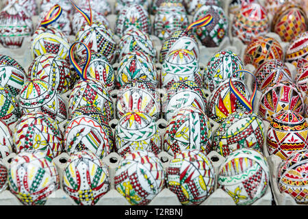 Set di Pasqua decorazione dipinta a mano uova uovo in vassoi di cartone. Foto Stock