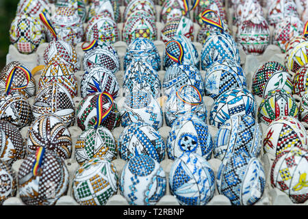 Set di Pasqua decorazione dipinta a mano uova uovo in vassoi di cartone. Foto Stock