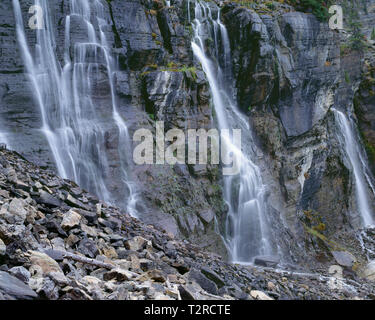 Canada, British Columbia, Parco Nazionale di Yoho, sette veli cascata scende al di sopra di strati sedimentari; vicino al lago O'Hara. Foto Stock