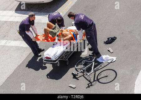 Miami Beach Florida,intersezione,angolo,incidente,ciclista,bicicletta,bicicletta,equitazione,ciclismo,ciclista,infortunio,feriti,adulti uomo uomo maschio,soccorso antincendio,pa Foto Stock