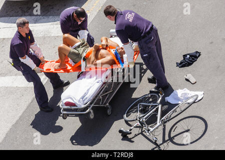 Miami Beach Florida,intersezione,angolo,incidente,ciclista,bicicletta,bicicletta,equitazione,ciclismo,ciclista,infortunio,infortunio,uomo maschio,salvataggio del fuoco,paramedico,emerg Foto Stock