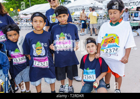 Miami Florida,Bayfront Park,Mercedes Benz Miami Corporate Run,evento di beneficenza della comunità,corridori,gruppo,immigranti etnici ispanici latini Foto Stock