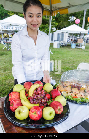 Miami Florida, Bayfront Park, Mercedes Benz Miami Corporate Run, corridori di beneficenza della comunità, dipendenti lavoratori dipendenti lavoratori dipendenti, lavoratori co-lavoratori, donna asiatica f Foto Stock