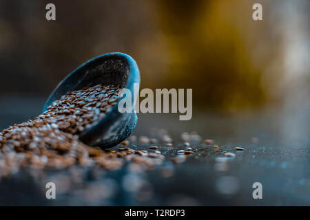 Close up di erba ayurvedica Alsi o ADSI o di semi di lino in un colorato nero ciotola di argilla su una superficie di legno usato in un molti farmaci ayurvedici. Foto Stock