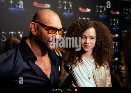 Gli attori Chloe Coleman e Dave Bautista arriva alla presentazione STXfilms red carpet per CinemaCon 'lo stato del settore: passato, presente e futuro" presso il Colosseo al Caesars Palace il 2 aprile 2019 a Las Vegas, Nevada. Foto Stock
