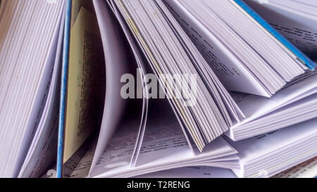 Molti Hardcover vecchi libri su grunge tavolo in legno scrivania scaffale nella libreria sul background isolato. Copertina rigida con le etichette n. Istruzione il concetto di lettura. Torna a s Foto Stock