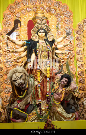 Kolkata, India - 7 ottobre 2016: Il Portrait della dea Durga idolo a sud di Kolkata famoso Durga puja tempio (pandal) su "aha Ashtami'. Foto Stock