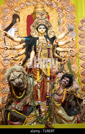 Kolkata, India - 7 ottobre 2016: Il Portrait della dea Durga idolo a sud di Kolkata famoso Durga puja tempio (pandal) su "aha Ashtami'. Foto Stock