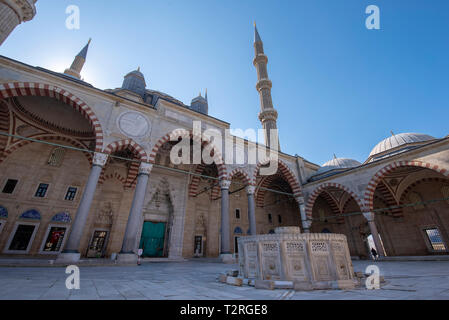 Cortile della moschea Selimiye a Edirne, Turchia. UNESCO - Sito Patrimonio dell'umanità. La moschea è stata commissionata dal Sultano Selim II. architetto Mimar Sinan Foto Stock