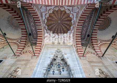 Cortile della moschea Selimiye a Edirne, Turchia. UNESCO - Sito Patrimonio dell'umanità. La moschea è stata commissionata dal Sultano Selim II. architetto Mimar Sinan Foto Stock