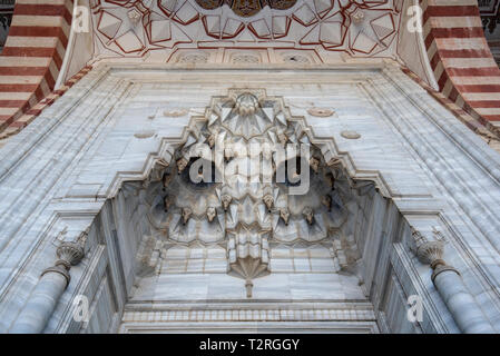 Cortile della moschea Selimiye a Edirne, Turchia. UNESCO - Sito Patrimonio dell'umanità. La moschea è stata commissionata dal Sultano Selim II. architetto Mimar Sinan Foto Stock