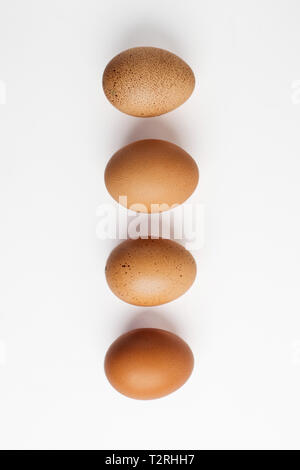 Marrone uova di pollo shot vicino su uno sfondo bianco. concetto per Pasqua. uova di gallina, come ingrediente per la cottura o una colazione separata piatto Foto Stock