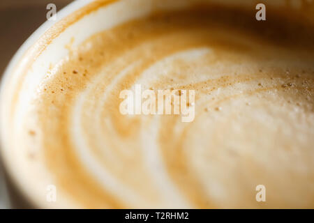 Schiuma di cappuccino in una tazza shot close up su un obiettivo macro Foto Stock