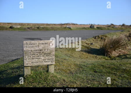 Nessun parcheggio notturno dei segni nel Parco Nazionale di Dartmoor Foto Stock