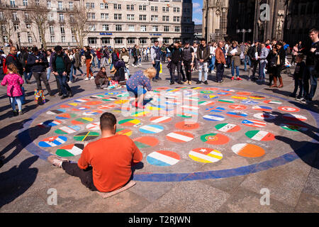 La pittura di un screever davanti alla cattedrale, le bandiere dei vari paesi, Colonia, Germania. Pflastermaler vor dem Dom, Domplatte, Flaggen verschi Foto Stock