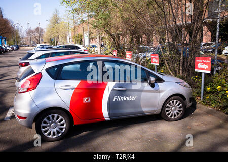 Auto del carsharer Flinkster al Mobilstation sulla Charles-de-Gaulle square nel quartiere Deutz di Colonia, Germania. Con un collegamento diretto t Foto Stock