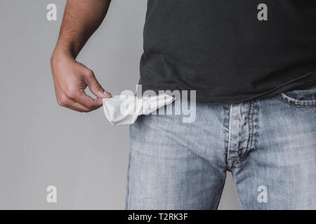 Povero concetto con adulto maschio caucausian mostrando la sua tasche vuote Foto Stock
