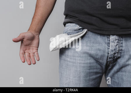 Povero concetto con adulto maschio caucausian mostrando la sua tasche vuote Foto Stock