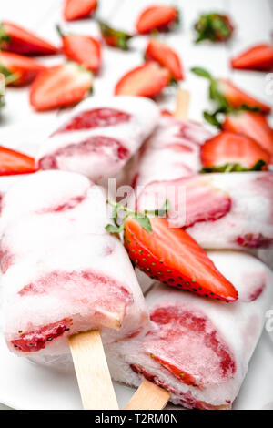 In casa ghiaccioli o gelato alla fragola con yogurt Foto Stock