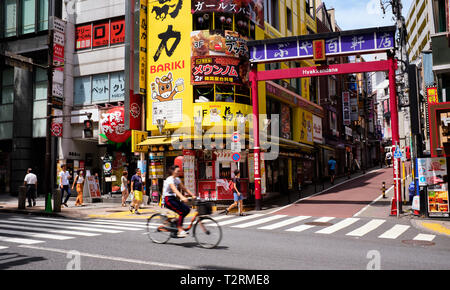 Nella foto è un ciclista a Shibuya, Tokyo Giappone. Foto Stock