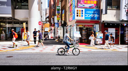 Nella foto è un ciclista a Shibuya, Tokyo Giappone. Foto Stock