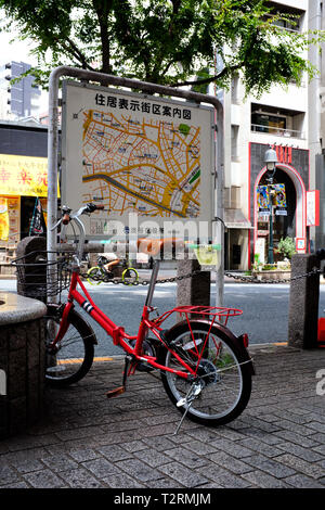 Nella foto è un ciclista a Shibuya, Tokyo Giappone. Foto Stock