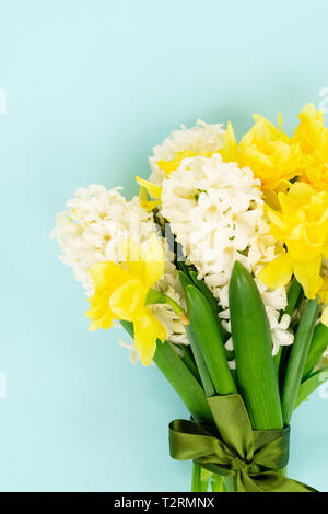 Giacinto e narcisi ffresh abbassa il mazzo di fiori su sfondo blu Foto Stock