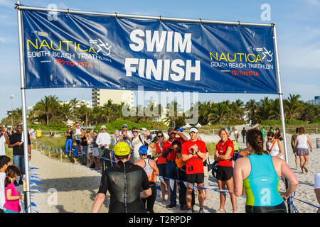 Miami Beach Florida, Nautica South Beach Triathlon, Oceano Atlantico, acqua, riva, sport, fitness, segmento nuoto, nuotatore, atleta, concorrenti, donne donne Foto Stock