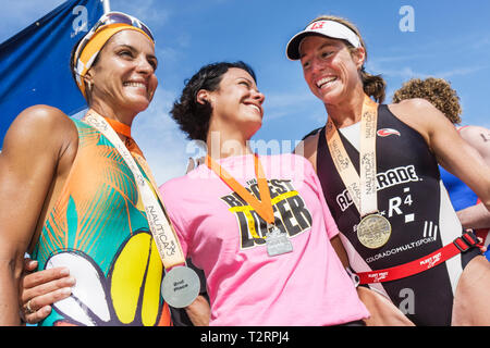 Miami Beach Florida,Nautica South Beach Triathlon,Oceano Atlantico,acqua,sport,fitness,atleta,concorrenti,vincere,medaglia,vincitore,donna donne,orgoglio,ach Foto Stock