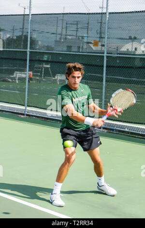 Miami Florida,Moore Park,Ashe Buchholz Tennis Center,NCAA tennis match,University of Miami,Boston College,pratica,adulti uomini maschi uomini, studenti Foto Stock