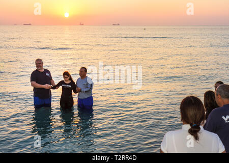 Miami Beach Florida,Oceano Atlantico,acqua,riva,surf,alba,Domenica di Pasqua,la Chiesa della roccia,indipendente,autonomo,non confessionale,cristiano,membri,r Foto Stock