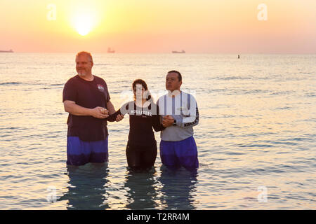 Miami Beach Florida,Atlantic Ocean Water Shore,surf,alba,Pasqua Domenica,la Chiesa della roccia,indipendente,autonomo,non confessionale,cristiano,membri,r Foto Stock