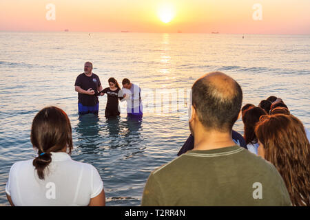 Miami Beach Florida,Atlantic Ocean Water Shore,surf,alba,Pasqua Domenica,la Chiesa della roccia,indipendente,autonomo,non confessionale,cristiano,membri,r Foto Stock