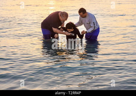 Miami Beach Florida,Atlantic Ocean Water Shore,surf,alba,Pasqua Domenica,la Chiesa della roccia,indipendente,autonomo,non confessionale,cristiano,membri,r Foto Stock