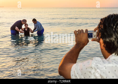 Miami Beach Florida,Atlantic Ocean Water Shore,surf,alba,Pasqua Domenica,la Chiesa della roccia,indipendente,autonomo,non confessionale,cristiano,membri,r Foto Stock