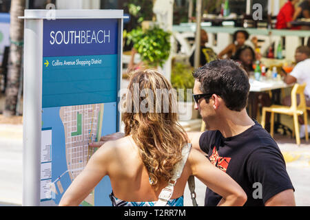 Miami Beach Florida, Ocean Drive, uomo uomini maschio, donna donne, coppia, giovani adulti, mappa, indicazioni, posizione, Collins Avenue, shopping shopper clienti Foto Stock