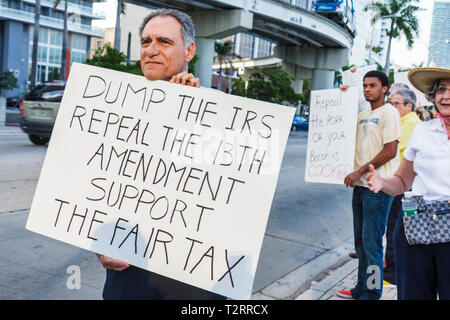 Miami Florida,Biscayne Boulevard,TEA tax party,protesta,anti,governo,partito repubblicano,destra,segno,protesto,discorso libero,opinione,dissenso,donna femmina Foto Stock