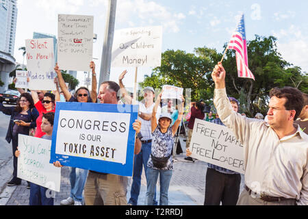 Miami Florida,Biscayne Boulevard,TEA tax party,protesta,anti,governo,partito repubblicano,destra,segno,logo,protester,discorso libero,opinione,dissenso,annuncio adulto Foto Stock