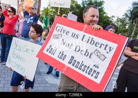 Miami Florida,Biscayne Boulevard,TEA tax party,protesta,anti,governo,partito repubblicano,destra,segno,protesto,libertà di parola,opinione,dissenso,uomo uomini maschio, Foto Stock