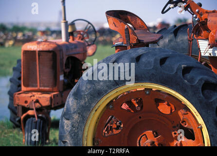 Junkyard piena di obsoleto attrezzature agricole Foto Stock