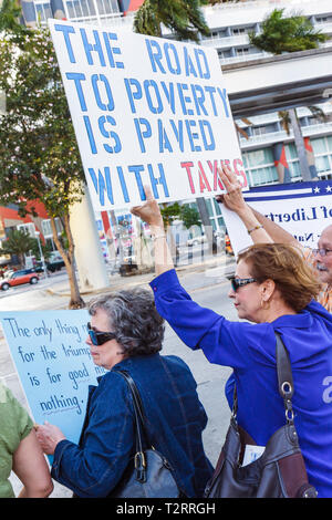 Miami Florida,Biscayne Boulevard,TEA tax party,protesta,anti,governo,partito repubblicano,destra,segno,protesto,discorso libero,opinione,dissenso,donna femmina Foto Stock