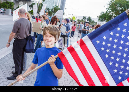 Miami Florida,Biscayne Boulevard,TEA tax party,protesta,anti,governo,partito repubblicano,destra,segno,protesto,discorso libero,opinione,dissenso,ragazzo ragazzi maschio Foto Stock