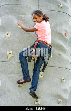 Miami Florida,Marg,Road,Parco del Pace di Maret,Eggstravaganza di Pasqua,famiglia famiglie genitori genitori bambini bambini,parete di arrampicata su roccia,scalata,imbracatura,esercizio,s Foto Stock