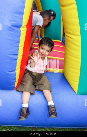 Miami Florida,Marg,Road,Parco del Pace di Maret,Eggstravaganza di Pasqua,famiglia famiglie genitori genitori bambini bambini,evento,divertimento,gioco gonfiabile di carnevale,bo Foto Stock