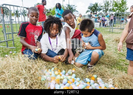 Miami Florida,Marg,Road,Parco del Pace di Maret,Eggstravaganza di Pasqua,famiglia famiglie genitori genitori bambini bambini,evento,caccia alle uova,vacanza,tradizione,plastica es Foto Stock