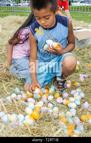 Miami Florida,Marg,Road,Parco del Pace di Maret,Eggstravaganza di Pasqua,famiglia famiglie genitori genitori bambini bambini,evento,caccia alle uova,vacanza,tradizione,plastica es Foto Stock