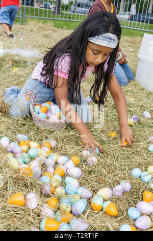 Miami Florida,Marg,Road,Parco del Pace di Maret,Eggstravaganza di Pasqua,famiglia famiglie genitori genitori bambini bambini,caccia alle uova,vacanza,tradizione,uovo di plastica,gath Foto Stock