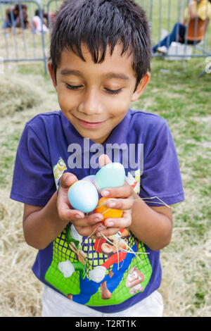 Miami Florida,Marg,Road,Parco del Pace di Maret,Eggstravaganza di Pasqua,famiglia famiglie genitori genitori bambini bambini,caccia alle uova,vacanza,tradizione,uovo di plastica,gath Foto Stock