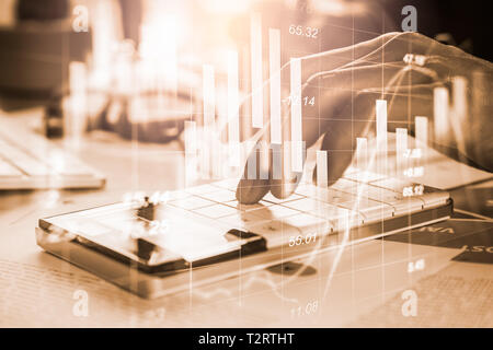 La doppia esposizione dell'Imprenditore e mercato azionario o forex grafico adatto per gli investimenti finanziari concetto. Economia sullo sfondo delle tendenze per l'idea di business e Foto Stock